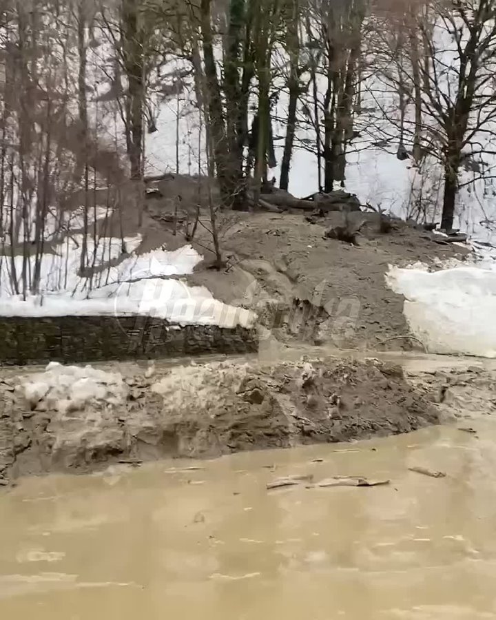 Дорога «Роза Хутор» утопает в грязи после массового схода