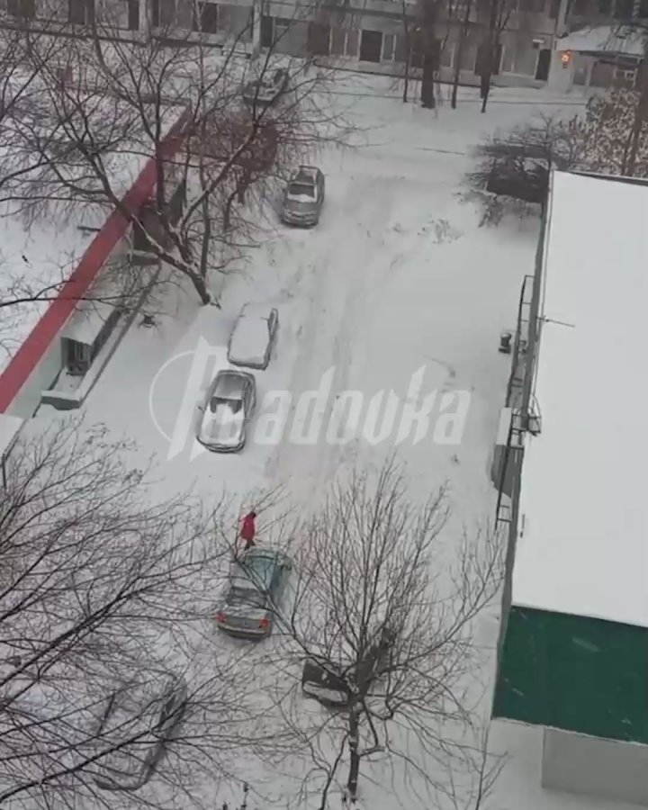 Столица тонет в снегу: жители и коммунальщики штурмуют гигантские сугробы с лопатами