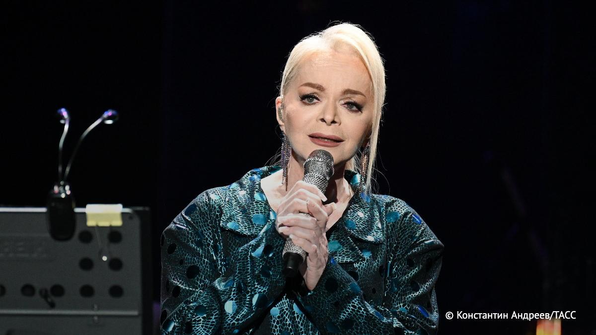 Долина не явилась на передачу квартиры Лурье, так как находится не в РФ, заявила ТАСС адвокат артистки Пухова