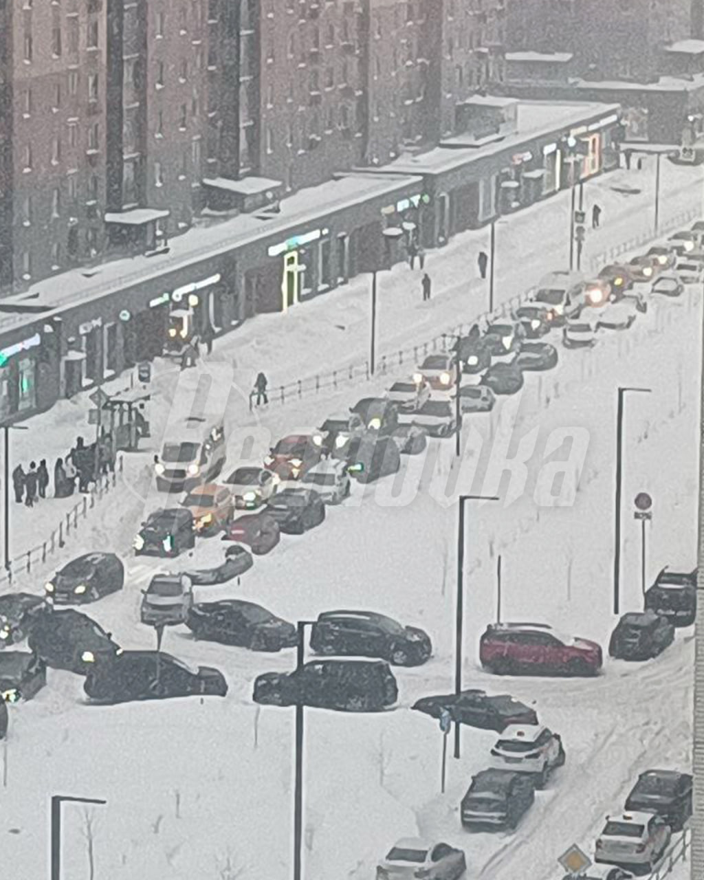 Столица тонет в снегу: жители и коммунальщики штурмуют гигантские сугробы с лопатами Столица тонет в снегу: жители и коммунальщики штурмуют гигантские сугробы с лопатами