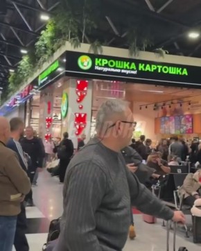 Шереметьево закрылось из-за непогоды, а пассажиры часами ждут багаж и не могут покинуть самолеты