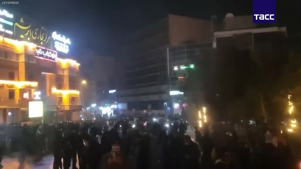 Мирные протесты иранцев переросли в погромы в результате вмешательства извне, заявил официальный представитель Совета стражей конституции страны Хади Тахан Назиф