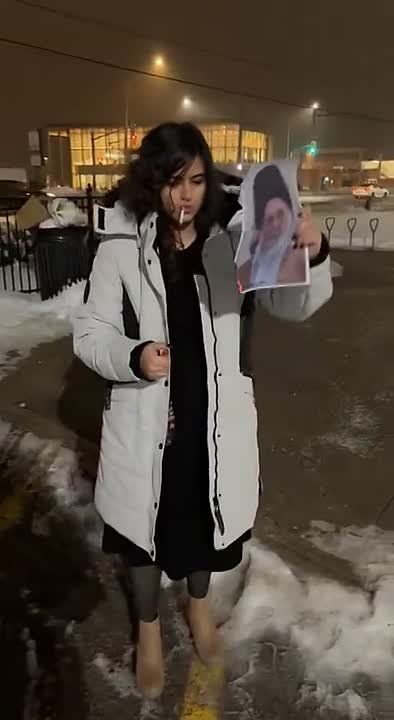 Юрий Котенок: Видео, ставшее одним из медийных символов иранских протестов и разгоняемое под заголовком "Храбрая иранка, сжигающая портрет Хаменеи"