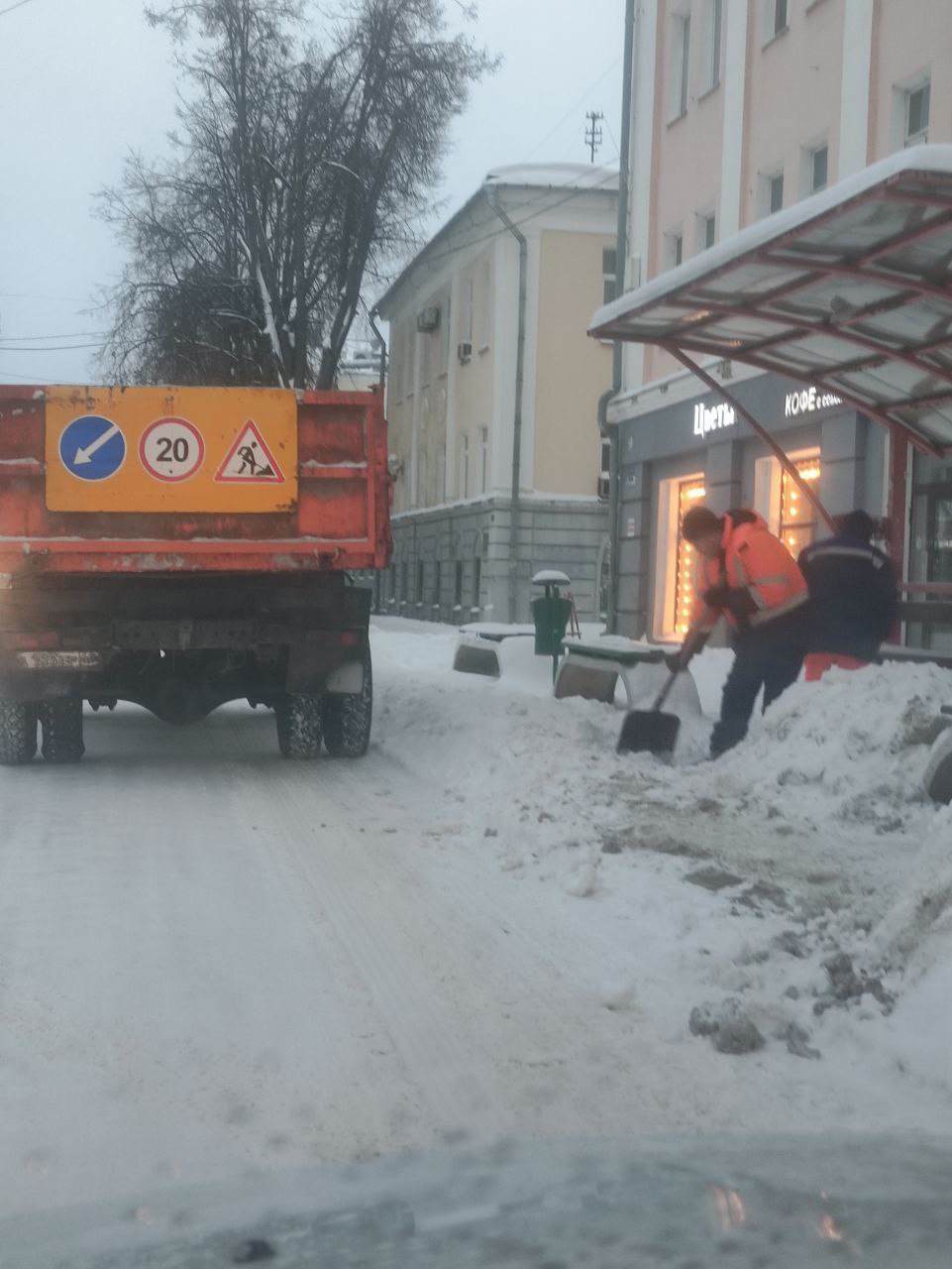 Великие Луки готовятся к сильному снегопаду и усиливают работу коммунальных служб Великие Луки готовятся к сильному снегопаду и усиливают работу коммунальных служб