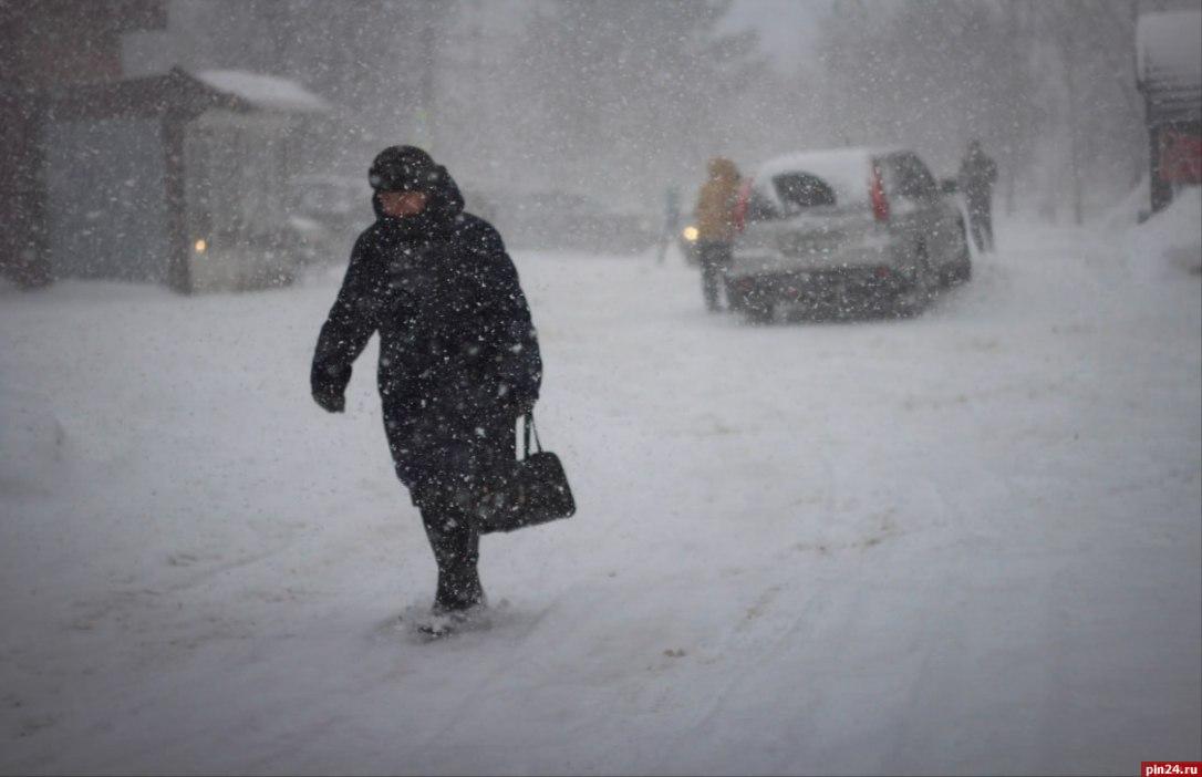 Великие Луки готовятся к сильному снегопаду и усиливают работу коммунальных служб