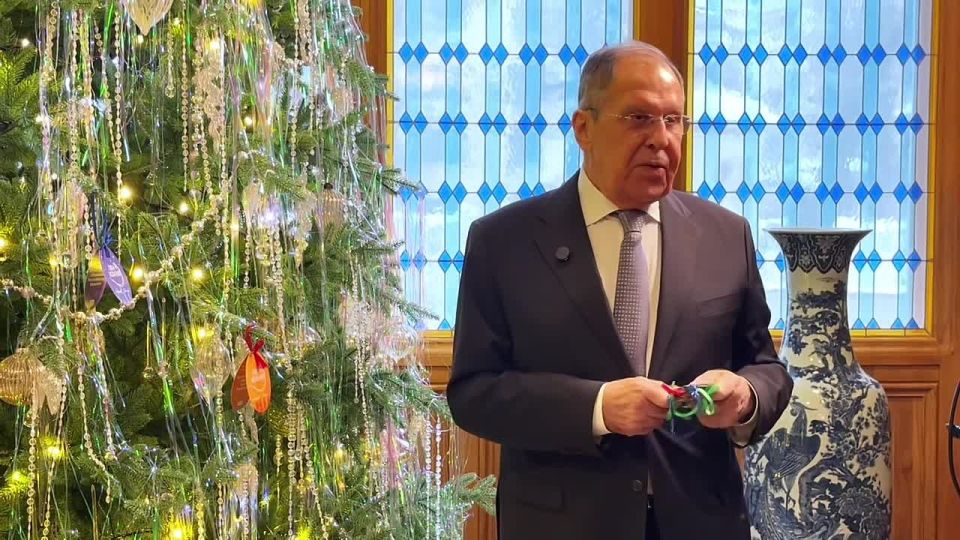 В канун Нового 2026-го года Министр иностранных дел России Сергей Викторович Лавров по сложившейся доброй традиции в шестой раз принял участие в ежегодной благотворительной акции #ЁлкаЖеланий