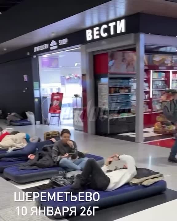 Огромные очереди и люди на матрасах — Шереметьево все еще не может справится с коллапсом