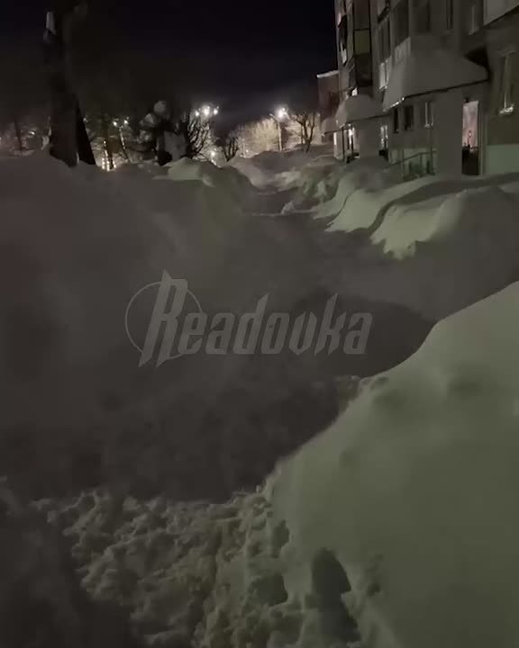 Камчатка утопает в метровых сугробах, а сосульки с крыш влетают в окна жилых домов