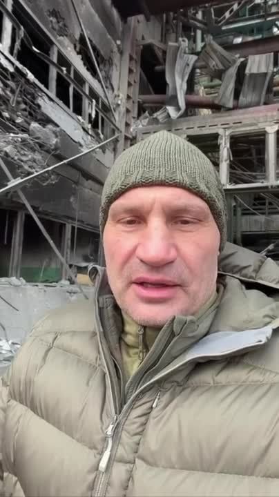 Кличко показывает последствия недавних ударов по Киеву