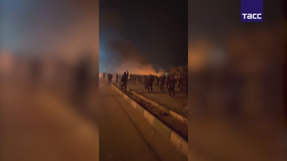 Кадры протестов в Иране.. Полиция задержала более 100 участников беспорядков в провинции Лурестан, сообщило агентство IRIB