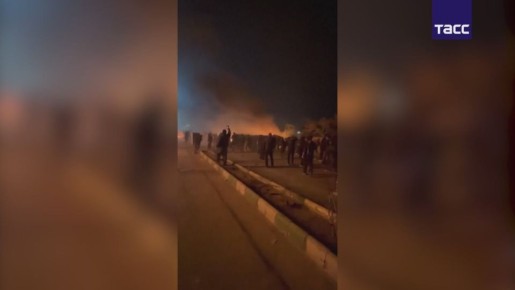 Кадры протестов в Иране.. Полиция задержала более 100 участников беспорядков в провинции Лурестан, сообщило агентство IRIB