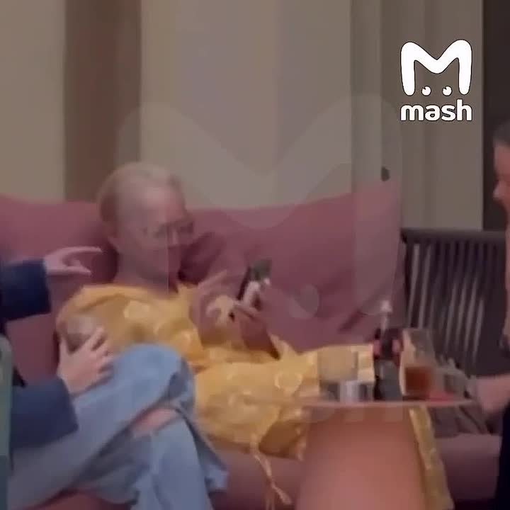 Лариса Долина улетела на лакшери-каникулы в Абу-Даби с дочерью и внучкой — позагорать оказалось важнее, чем съехать с квартиры Полины Лурье