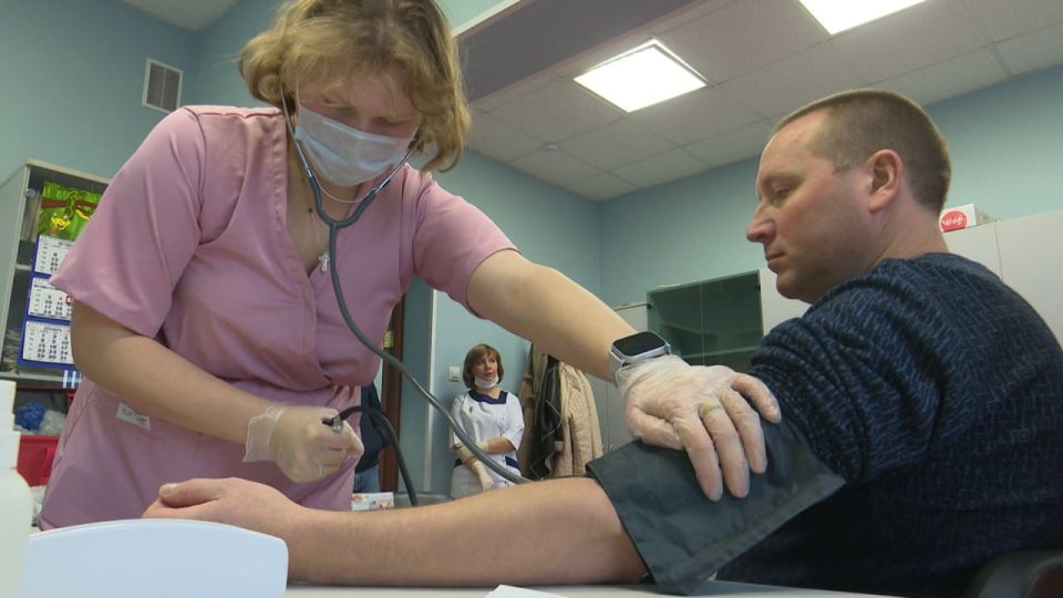 В 2026 году диспансеризацию могут пройти россияне 1987, 1990, 1993, 1996, 1999, 2002, 2005 и 2008 годов рождения, сообщили в Псковской областной больнице