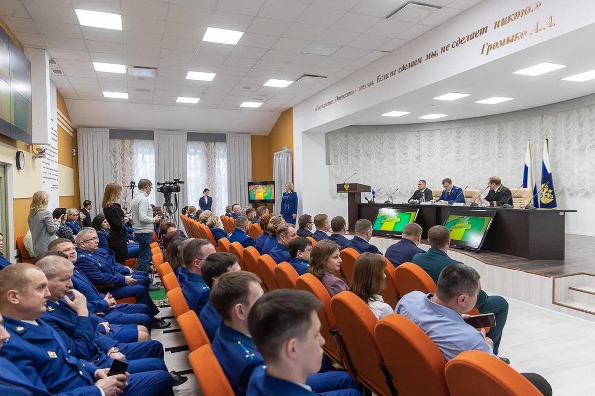 Губернатор Михаил Ведерников поздравил работников и ветеранов органов прокуратуры Псковской области с профессиональным праздником Губернатор Михаил Ведерников поздравил работников и ветеранов органов прокуратуры Псковской области с профессиональным праздником