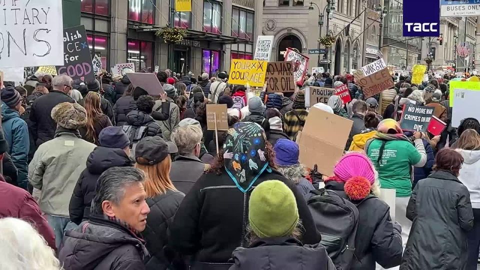 Тысячи человек в Нью-Йорке вышли на протест против политики администрации Трампа, передает корреспондент ТАСС