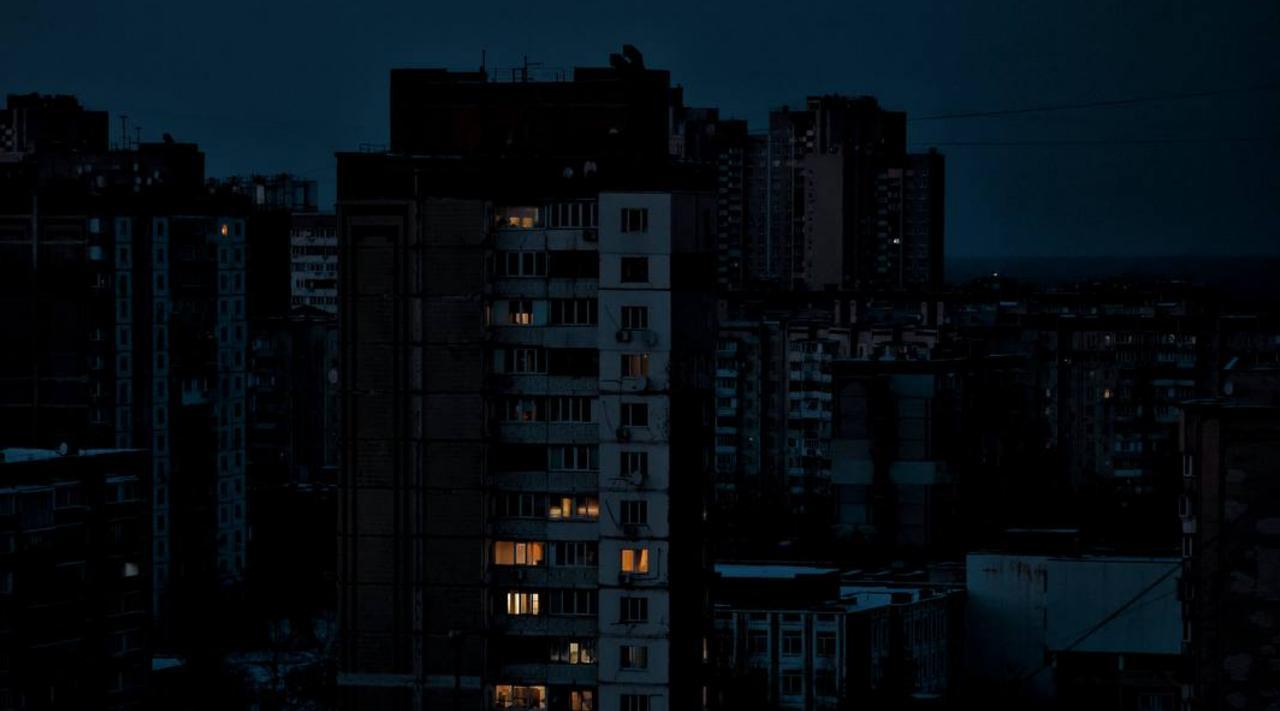 В Киеве и области из-за нехватки электричества массово закрываются супермаркеты крупных торговых сетей, сообщают украинские СМИ