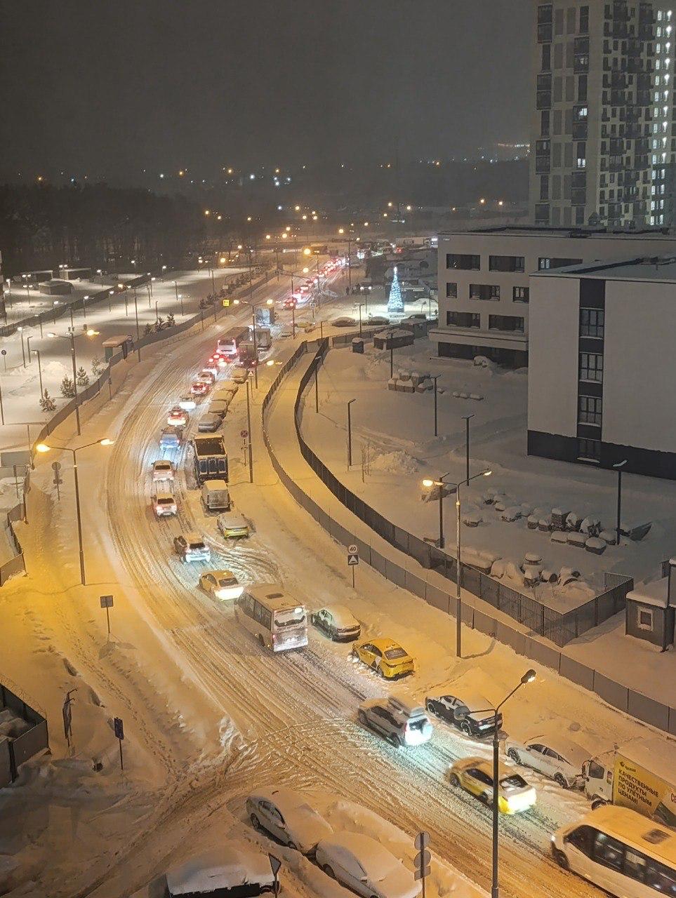 Не рады началу рабочих дней? Вас поймут жители подмосковных Люберец, которые рано утром не могли никуда уехать из-за гигантских очередей на остановках и засыпанных снегом дворов Не рады началу рабочих дней? Вас поймут жители подмосковных Люберец, которые рано утром не могли никуда уехать из-за гигантских очередей на остановках и засыпанных снегом дворов