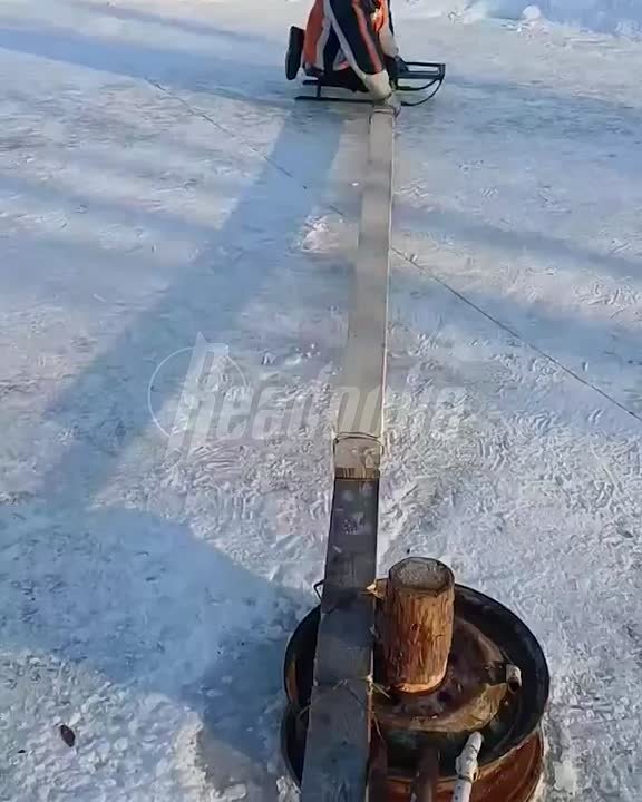 Пенсионеры смастерили карусель из подручных средств в Амурской области