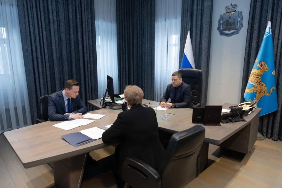 Михаил Ведерников проконтролировал ход работ по строительству и ремонту учреждений образования Псковской области