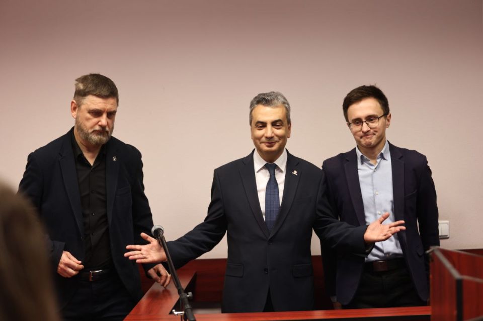 В Псковском городском суде проходит заседание по апелляции Льва Шлосберга* на приговор, по которому он получил 420 часов обязательных работ за «неисполнение обязанностей иноагента»