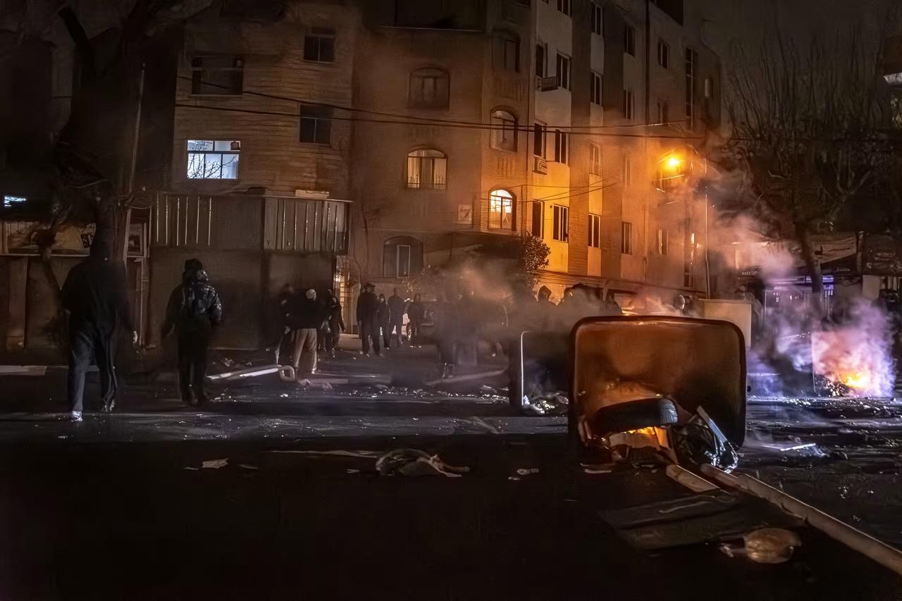 Жертвами протестов в Иране стали около двух тысяч человек, сообщило агентство Reuters со ссылкой на чиновника Исламской республики Жертвами протестов в Иране стали около двух тысяч человек, сообщило агентство Reuters со ссылкой на чиновника Исламской республики