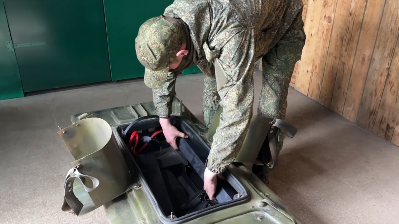 Российские военные из подразделения БпС 18-й ОА ГрВ "Днепр" применяют в дельте Днепра безэкипажные катера "Сириус-82" для установки якорных речных мин и нанесения ударов по плавсредствам ВСУ, сообщает Минобороны РФ