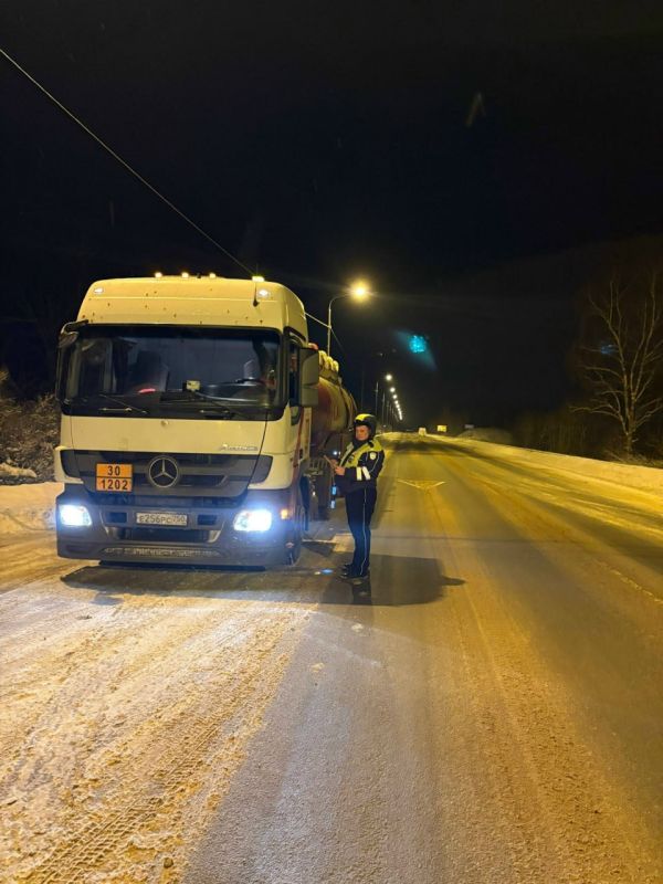 Сотрудники Госавтоинспекции МО МВД России «Новосокольнический» напомнили водителям о необходимости соблюдения режима труда и отдыха