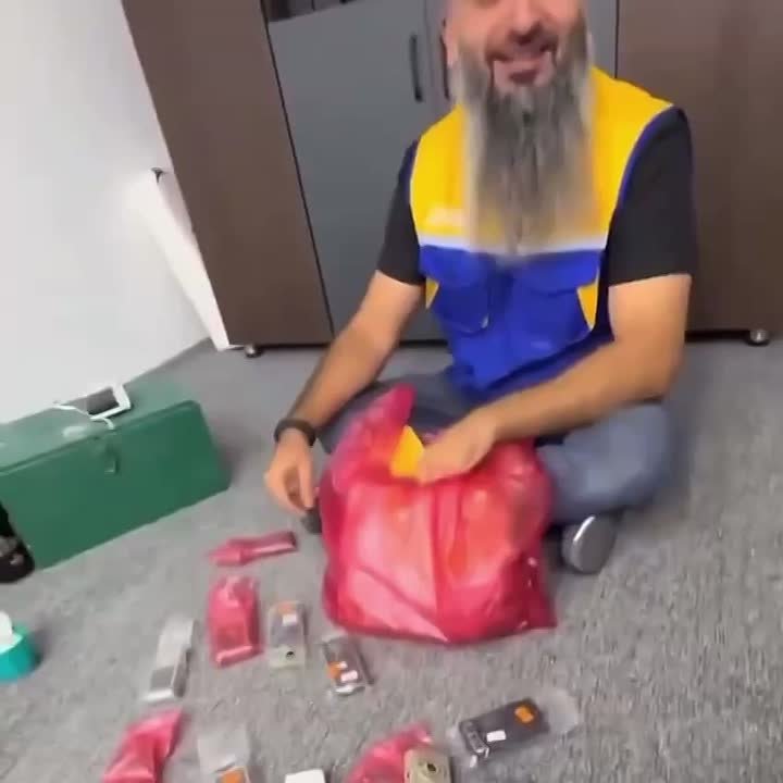 Доставка сроком в 16 лет. Торговец в Ливии получил партию телефонов Nokia, которую заказывал в 2010 году