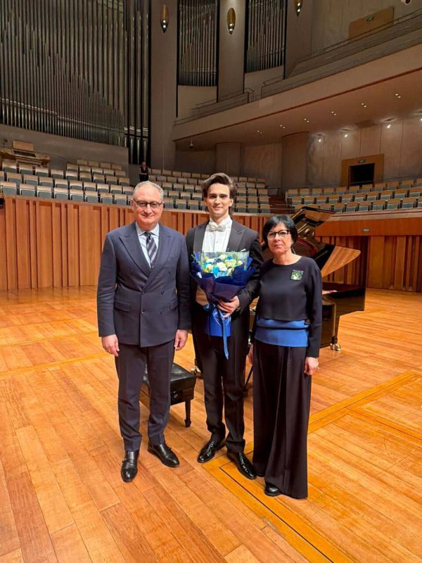 14 января молодой российский пианист-виртуоз Даниил Харитонов открыл турне по городам КНР сольным концертом в пекинском Большом театре