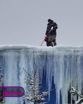 «Вы мой герой!»: коммунальщик сильно впечатлил москвичку сбитием сосульки