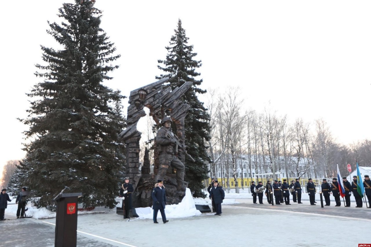 В Пскове открыли два памятника в честь 100-летия 234-го десантно-штурмового полка В Пскове открыли два памятника в честь 100-летия 234-го десантно-штурмового полка