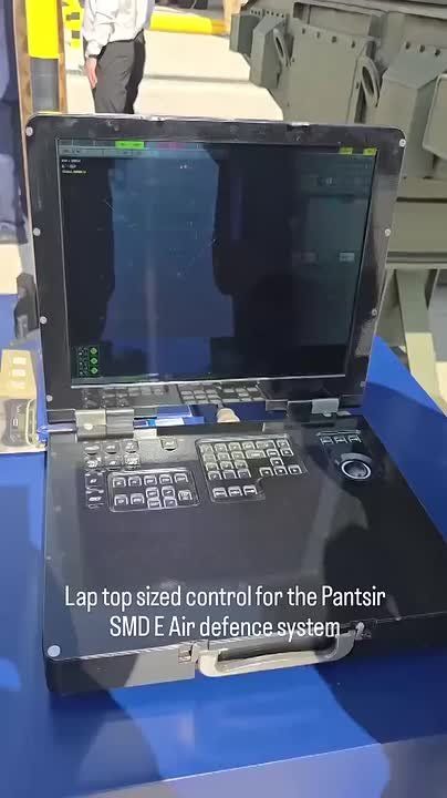 Кадры показывающие работу пульта дистанционного управления нового ЗРК «Панцирь-СМД-Е» на прошедшем авиасалоне Dubai AirShow 2025 в ОАЭ