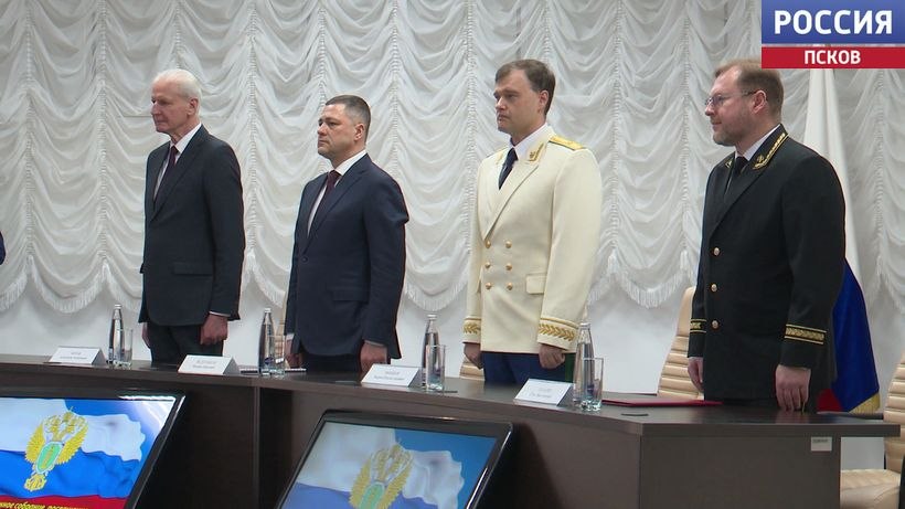 Благодарственные письма Правительства области вручил сегодня губернатор Михаил Ведерников сотрудникам региональной прокуратуры Благодарственные письма Правительства области вручил сегодня губернатор Михаил Ведерников сотрудникам региональной прокуратуры