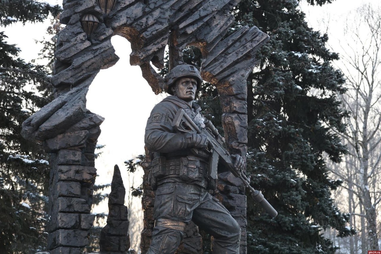 В Пскове открыли два памятника в честь 100-летия 234-го десантно-штурмового полка