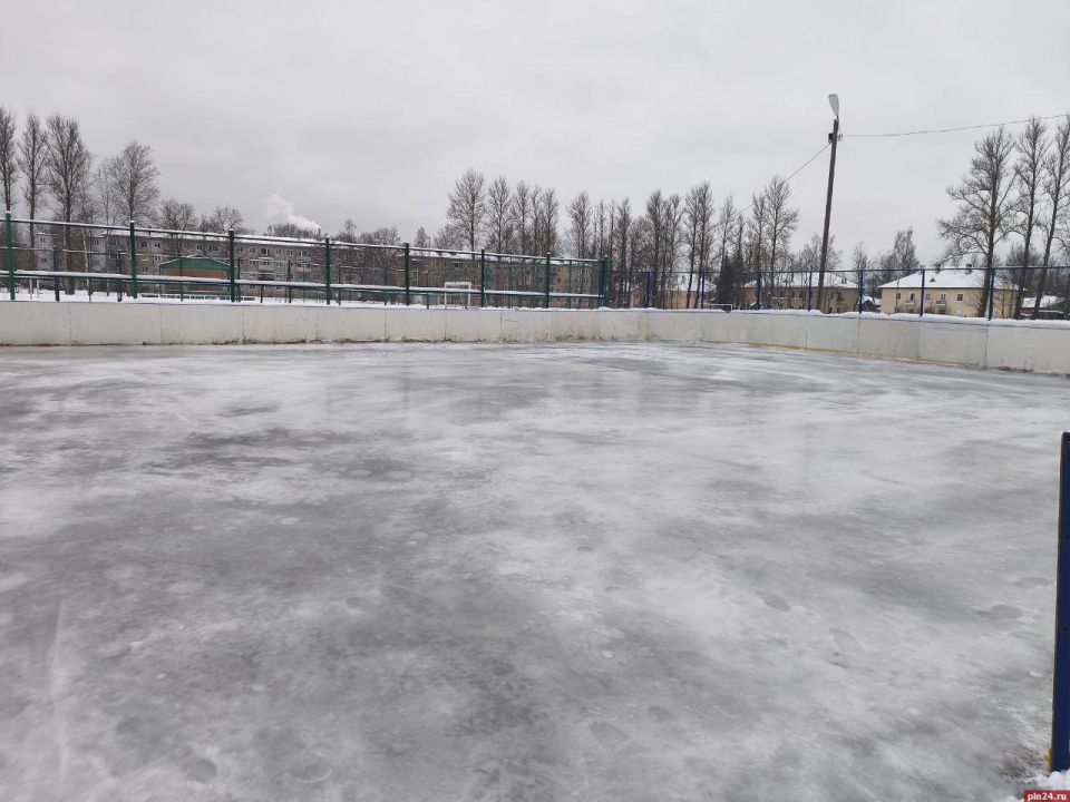 В Дно открылся каток. Каток открылся для посещения на стадионе «Локомотив» в городе Дно, сообщается в Telegram-канале главы Дновского муниципального округа Владимира Цветкова
