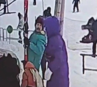 На мужчину, избившего школьника на горке в Екатеринбурге, завели уголовное дело за хулиганство, сообщили в СК