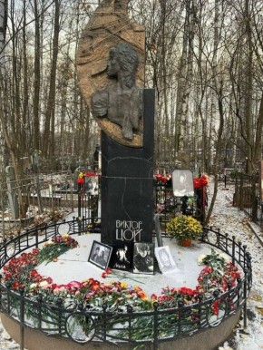 Тело женщины обнаружили на могиле Виктора Цоя на Богословском кладбище в Петербурге