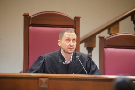 В процессе зачитывают медицинские основания, по которым А.Повторейко целесообразно находиться не в СИЗО, а в более щадящих условиях