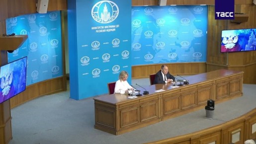 В Японии активизировались открытые разговоры об изменении конституции и пересмотре неядерного статуса страны, заявил Лавров