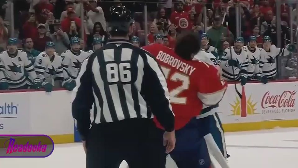 Российский вратарь Сергей Бобровский пошел врукопашную на голкипера Алекса Недельковича на матче НХЛ