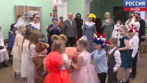 Святочный бал "Русская сказка в шелках и парче" прошел в библиотеке для детей и юношества имени Каверина в Пскове