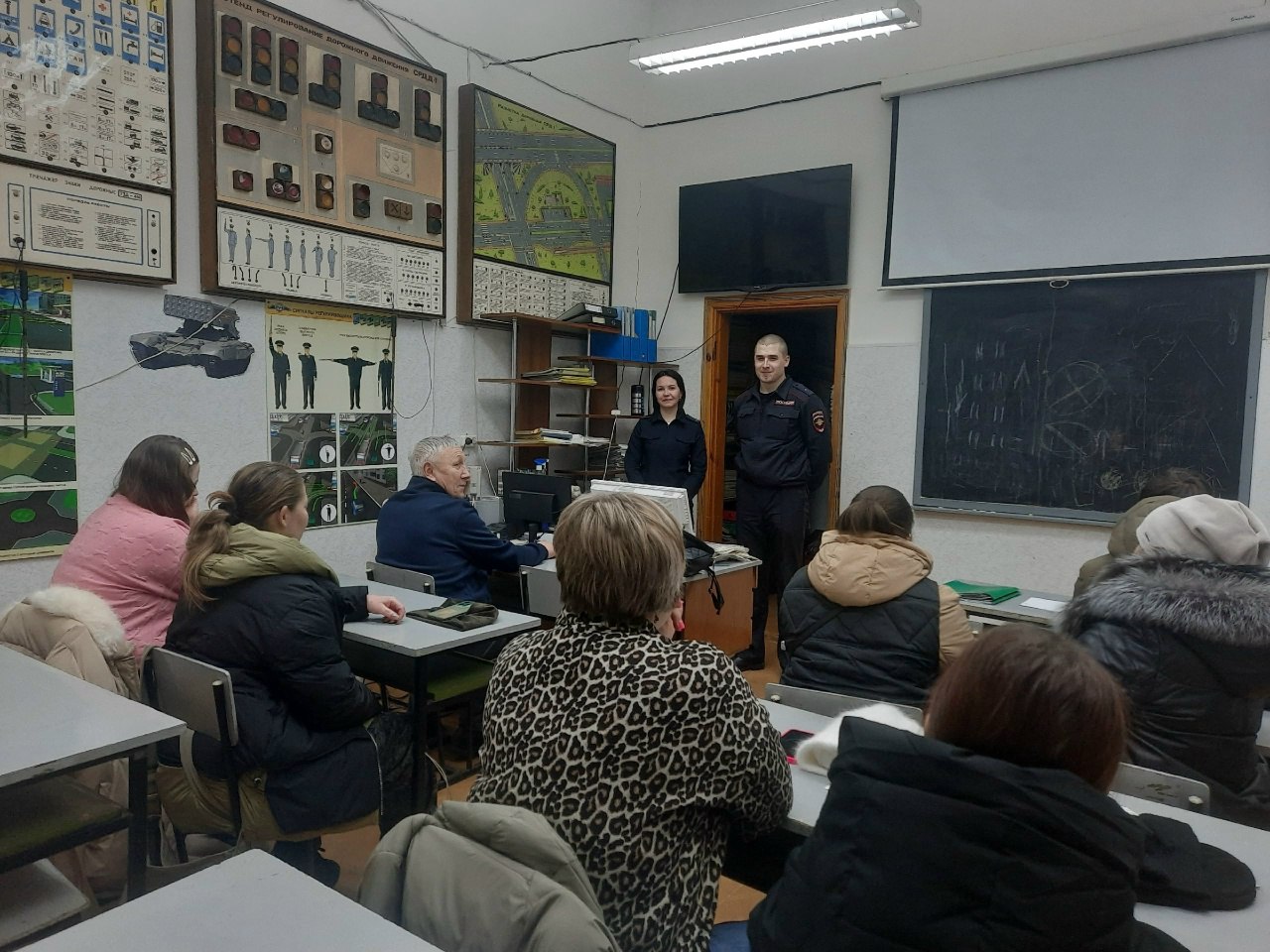 Сотрудники Госавтоинспекции МО МВД России «Новосокольнический» провели профилактическую беседу с учащимися ДОСААФ города Новосокольники