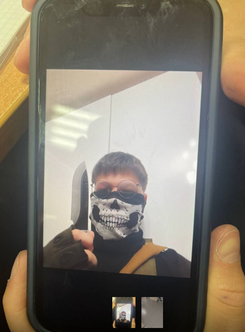 Перед тем как напасть на школу в Нижнекамске 13-летний подросток скинул вот это селфи в чат одноклассников, пишут местные СМИ
