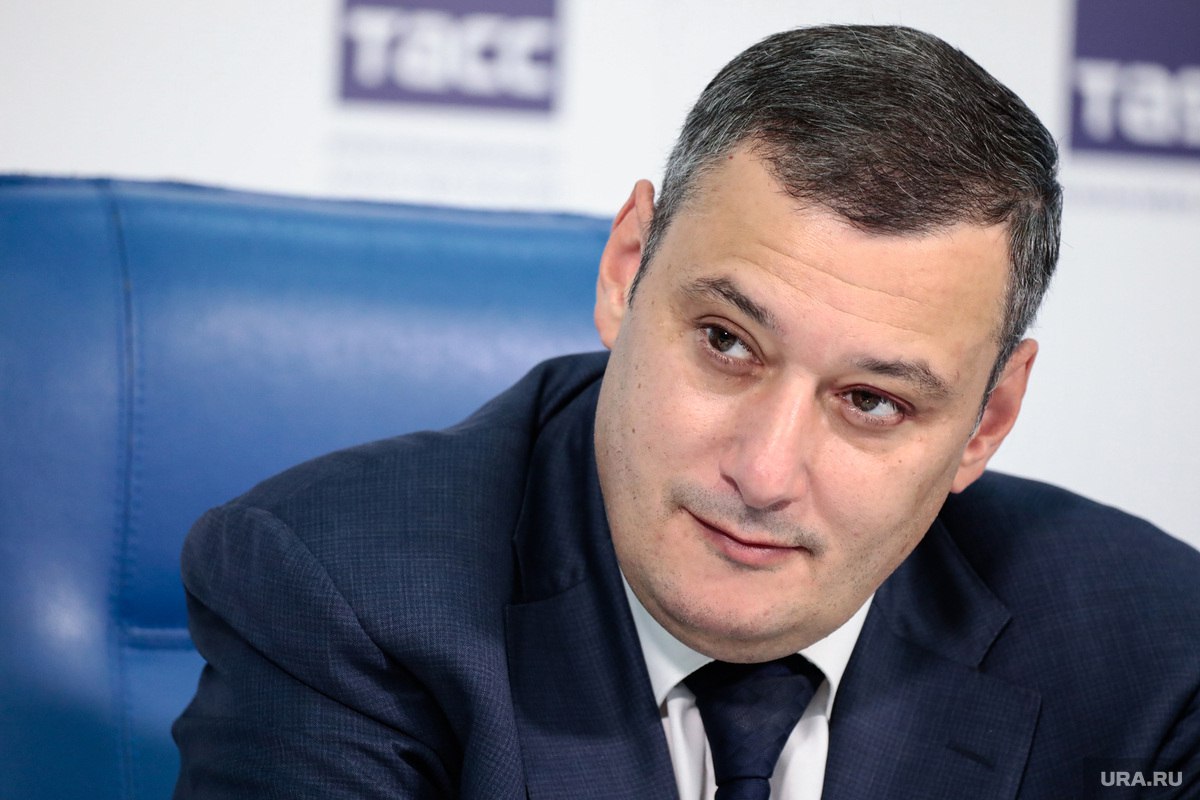 Губернатор попал в ДТП. Во время рабочей поездки в один из районов Курской области машину, где находился Хинштейн, занесло на сложном участке дороги и выбросило на обочину