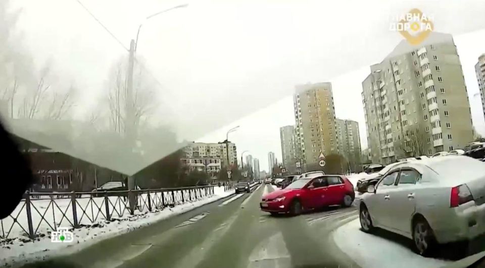 Кто виноват в ДТП на дороге с Т-образным примыканием без знаков приоритета, когда один автомобиль ехал прямо, а другой — поворачивал?