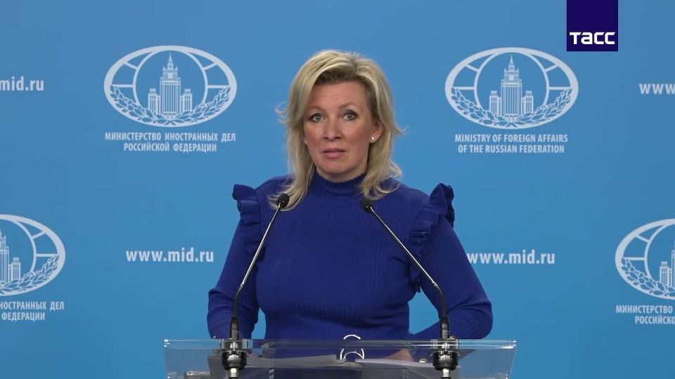 Макрон прозрел с помощью своих "волшебных" очков, выступая на Давосском форуме