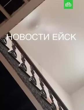 В Ейске школьникам пришлось убегать от потока воды, который хлынул на них из лопнувшего натяжного потолка