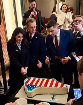 Республиканцы демонстративно жрут торт в виде Гренландии окрашенной в цвета американского флага
