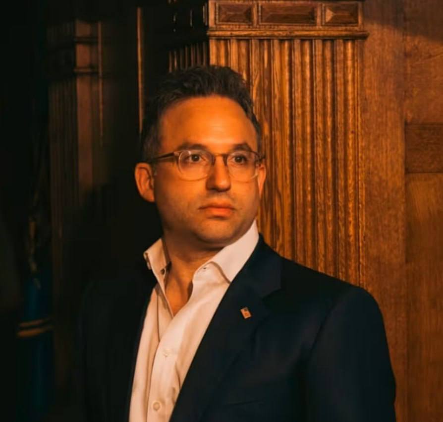 Грюнбаум занимает пост старшего советника в Совете мира