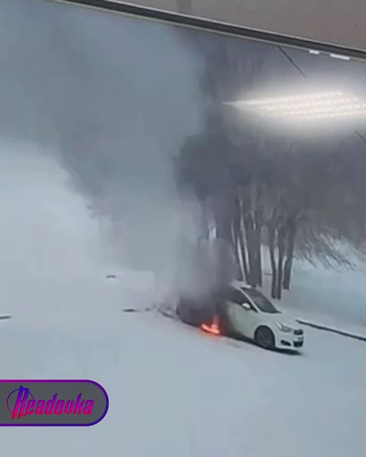 Иркутский футбольный тренер вытащил ребенка из закрытой, горящей машины